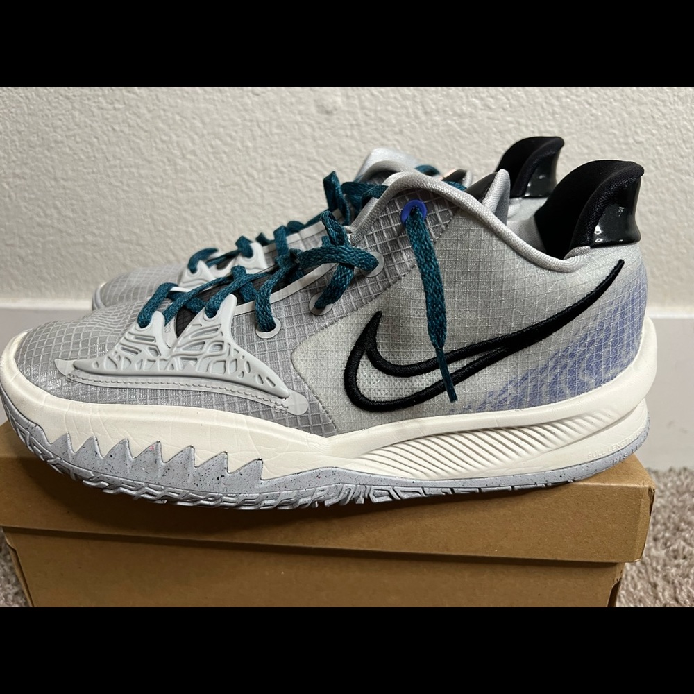 Kyrie Mid top